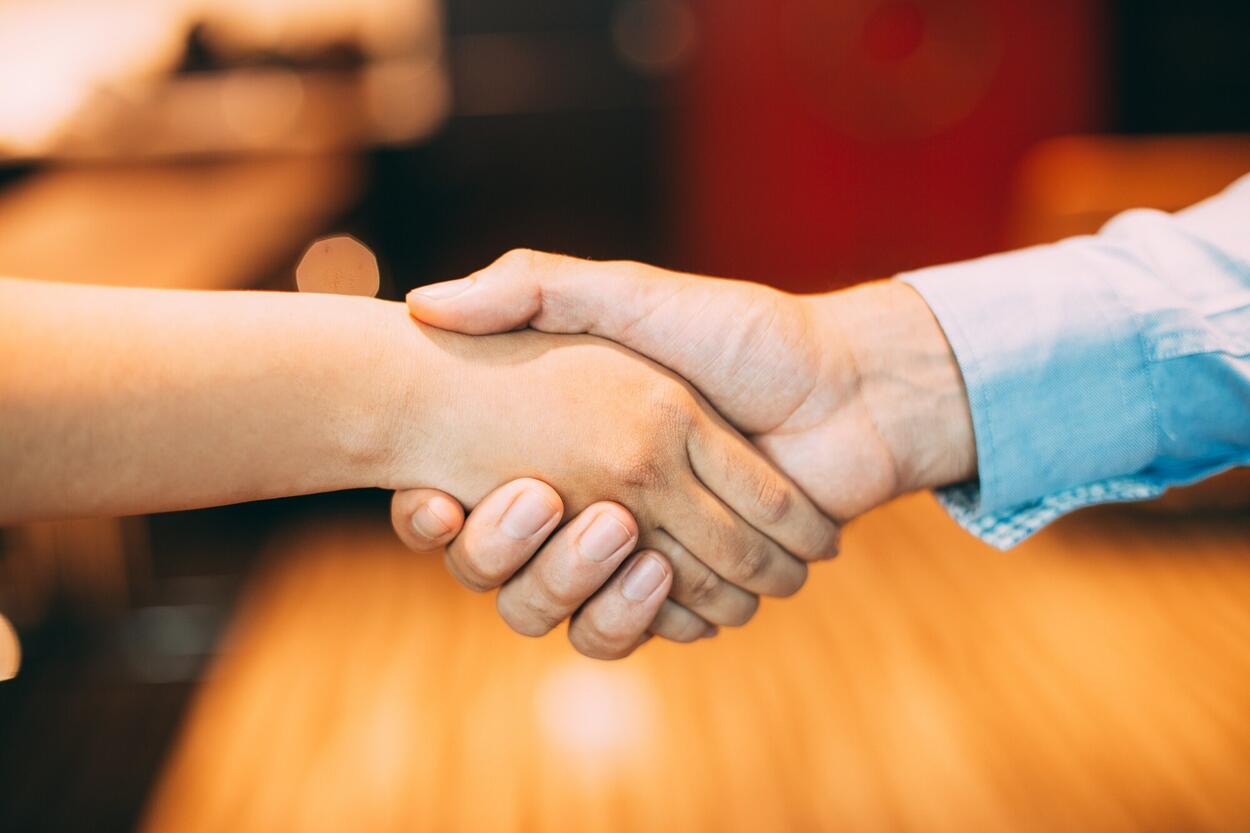 dentro-irreconhecivel-gesto-tremendo-aperto-de-mao_1262-2870