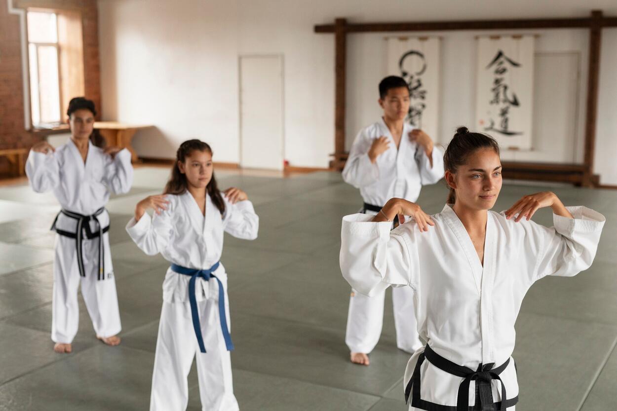 visao-lateral-de-pessoas-asiaticas-a-praticar-taekwondo_23-2150753726